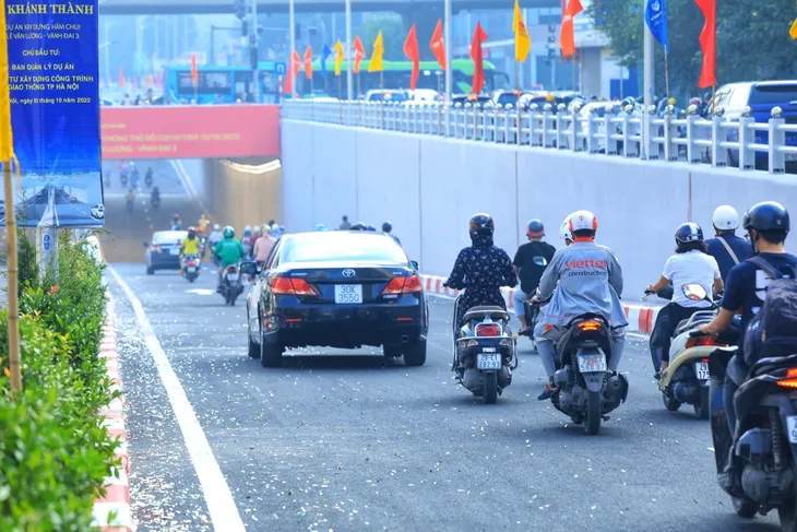 Hà Nội: Hầm chui Lê Văn Lương - Vành đai 3 chính thức thông xe - Ảnh 5. Hà Nội: Hầm chui Lê Văn Lương - Vành đai 3 chính thức thông xe - Ảnh 5.