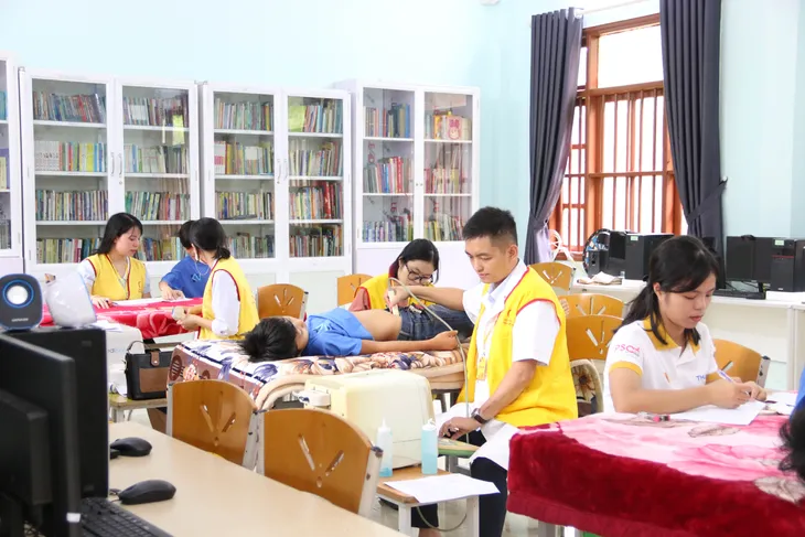 Chuyến xe tử tế mang 1 phòng khám y tế đạt chuẩn và buổi khám sức khoẻ đến với mái ấm Hy vọng ở Lạng Sơn - Ảnh 1. Chuyến xe tử tế mang 1 phòng khám y tế đạt chuẩn và buổi khám sức khoẻ đến với mái ấm Hy vọng ở Lạng Sơn - Ảnh 1.