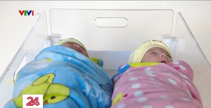 Lần đầu tiên Việt Nam nuôi sống thành công cặp song sinh nặng 0,5kg - Ảnh 2. Lần đầu tiên Việt Nam nuôi sống thành công cặp song sinh nặng 0,5kg - Ảnh 2.