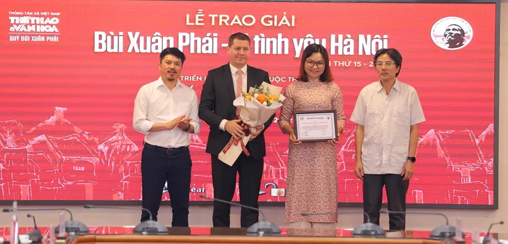 Đạo diễn Trần Văn Thủy giành Giải thưởng Lớn - Vì tình yêu Hà Nội - Ảnh 3. Đạo diễn Trần Văn Thủy giành Giải thưởng Lớn - Vì tình yêu Hà Nội - Ảnh 3.