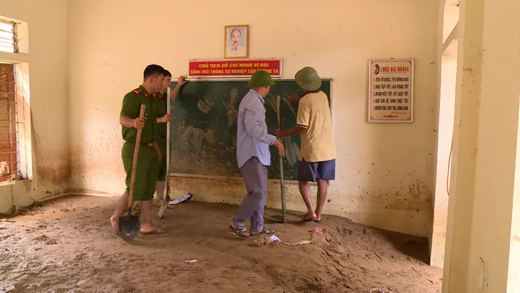 Nhiều giáo viên ở Nghệ An lâm cảnh màn trời chiếu đất sau lũ - Ảnh 2. Nhiều giáo viên ở Nghệ An lâm cảnh màn trời chiếu đất sau lũ - Ảnh 2.