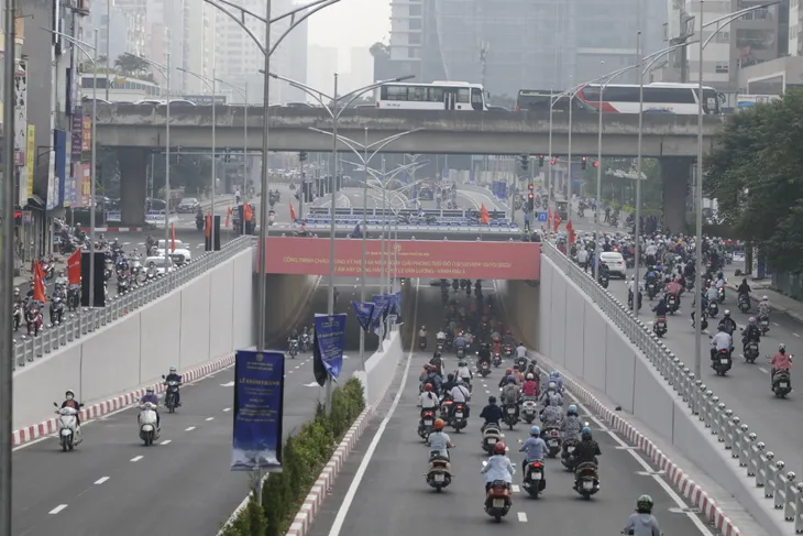 Hầm chui Lê Văn Lương thông thoáng, ngã tư sau khi qua hầm lại ùn tắc dài - Ảnh 2. Hầm chui Lê Văn Lương thông thoáng, ngã tư sau khi qua hầm lại ùn tắc dài - Ảnh 2.