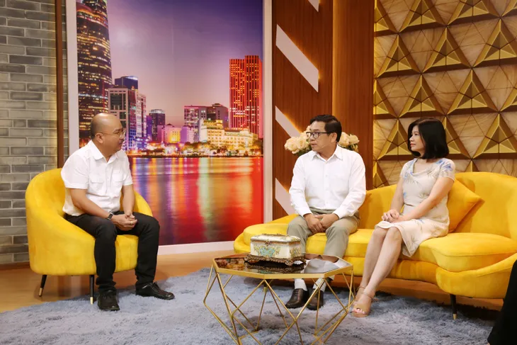 Vợ hết lòng chăm lo cho chồng mắc khối u, từng liệt nửa người - Ảnh 2.