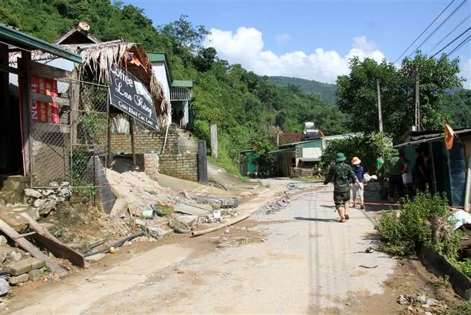 Sau lũ quét, huyện Kỳ Sơn (Nghệ An) xuất hiện vết nứt mới - Ảnh 3. Sau lũ quét, huyện Kỳ Sơn (Nghệ An) xuất hiện vết nứt mới - Ảnh 3.