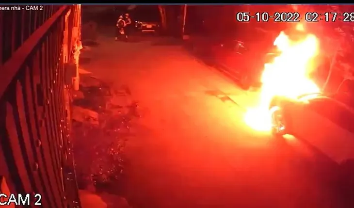 Nam thanh niên phóng hỏa đốt ô tô ở TP Hồ Chí Minh - Ảnh 2. Nam thanh niên phóng hỏa đốt ô tô ở TP Hồ Chí Minh - Ảnh 2.