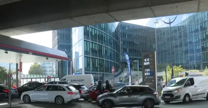 Hàng dài ô tô tại Pháp xếp hàng chờ đổ xăng - Ảnh 1. Hàng dài ô tô tại Pháp xếp hàng chờ đổ xăng - Ảnh 1.