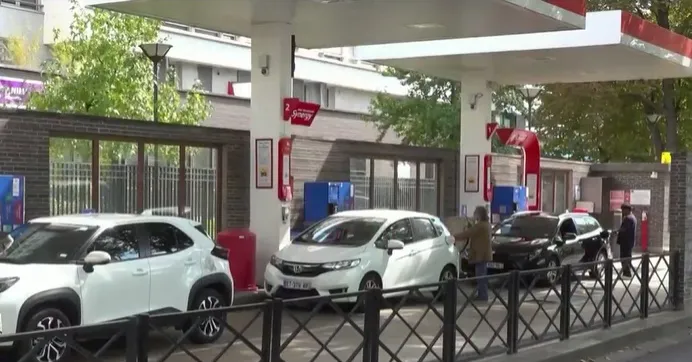 Hàng dài ô tô tại Pháp xếp hàng chờ đổ xăng - Ảnh 2. Hàng dài ô tô tại Pháp xếp hàng chờ đổ xăng - Ảnh 2.