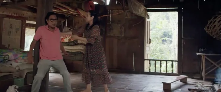 Thông gia ngõ hẹp - Tập 7: Gia đình Linh mắc kẹt giữa đồng không mông quạnh - Ảnh 10. Thông gia ngõ hẹp - Tập 7: Gia đình Linh mắc kẹt giữa đồng không mông quạnh - Ảnh 10.
