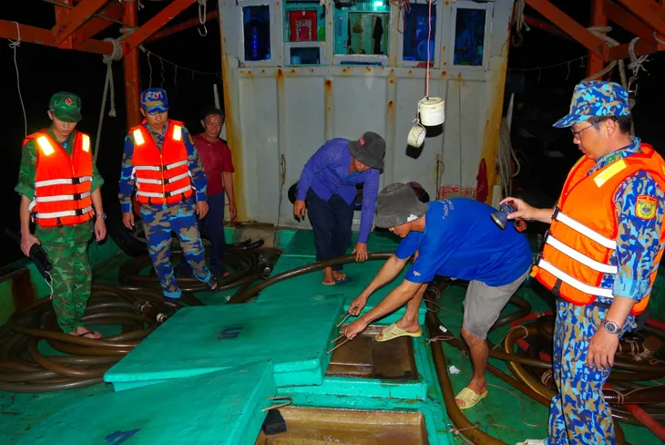 Phát hiện tàu vận chuyển số lượng lớn dầu DO trái phép trên vùng biển Tây Nam - Ảnh 1. Phát hiện tàu vận chuyển số lượng lớn dầu DO trái phép trên vùng biển Tây Nam - Ảnh 1.