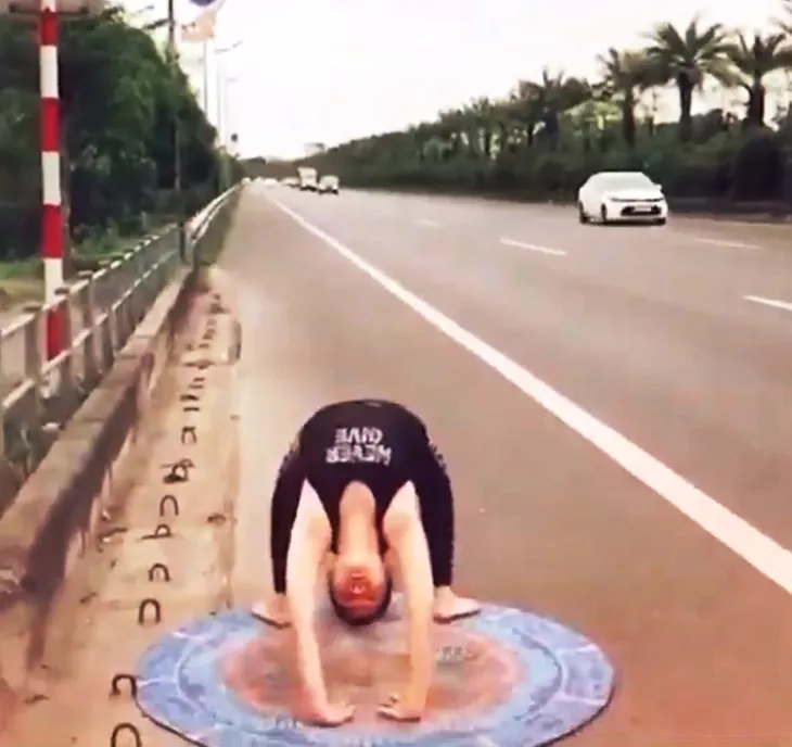 Tùy tiện ăn lẩu, tập yoga... trên cao tốc: Biết sai vẫn cứ làm - Ảnh 3. Tùy tiện ăn lẩu, tập yoga... trên cao tốc: Biết sai vẫn cứ làm - Ảnh 3.