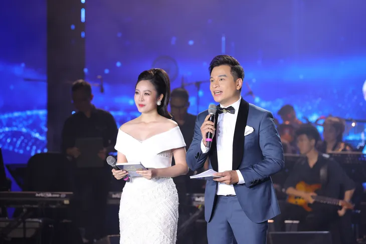 MC Thuỳ Linh - Danh Tùng “tái hợp” tại Giải Sao mai 2022 vòng chung kết toàn quốc - Ảnh 3. MC Thuỳ Linh - Danh Tùng “tái hợp” tại Giải Sao mai 2022 vòng chung kết toàn quốc - Ảnh 3.
