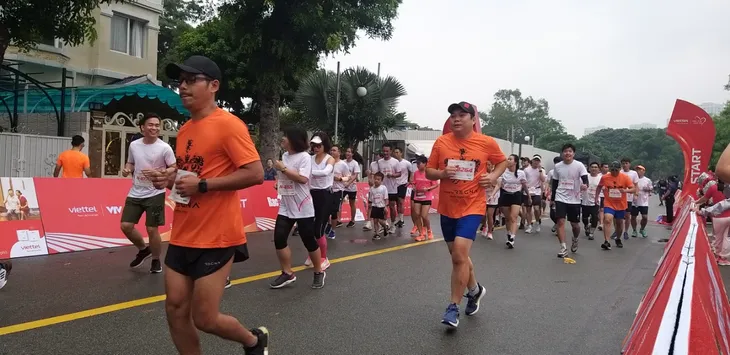 Gần 2.500 người dân TP Hồ Chí Minh tham gia chạy ủng hộ quỹ Trái tim cho em - Ảnh 7. Gần 2.500 người dân TP Hồ Chí Minh tham gia chạy ủng hộ quỹ Trái tim cho em - Ảnh 7.