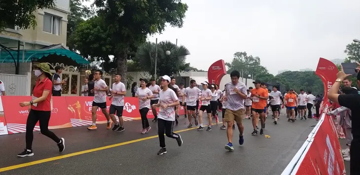 Gần 2.500 người dân TP Hồ Chí Minh tham gia chạy ủng hộ quỹ Trái tim cho em - Ảnh 6. Gần 2.500 người dân TP Hồ Chí Minh tham gia chạy ủng hộ quỹ Trái tim cho em - Ảnh 6.