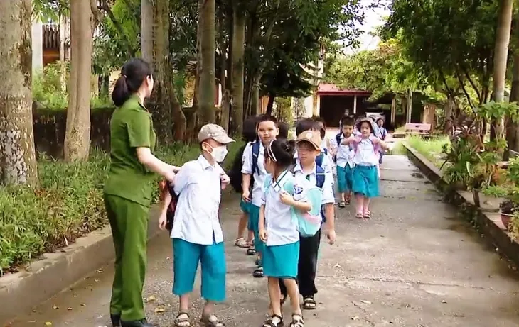 Sức sống kỳ diệu của cặp song sinh non tháng, nhẹ cân - Ảnh 5. Sức sống kỳ diệu của cặp song sinh non tháng, nhẹ cân - Ảnh 5.