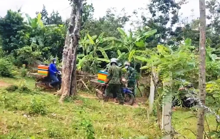 Áp lực chống buôn bán thực phẩm bẩn tại khu vực biên giới - Ảnh 1.