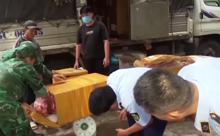Áp lực chống buôn bán thực phẩm bẩn tại khu vực biên giới - Ảnh 3.