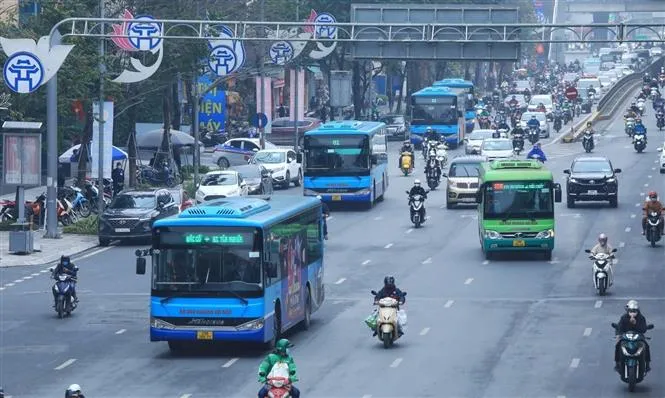 Không để xe bus mất an toàn hoạt động trên tuyến - Ảnh 1. Không để xe bus mất an toàn hoạt động trên tuyến - Ảnh 1.