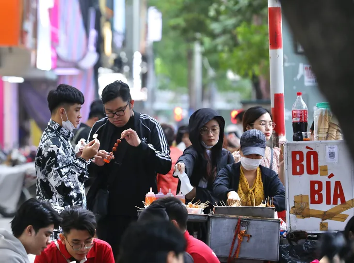 Hà Nội đón không khí lạnh đầu mùa - Ảnh 5. Hà Nội đón không khí lạnh đầu mùa - Ảnh 5.