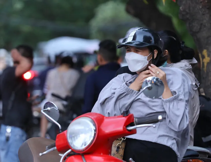 Hà Nội đón không khí lạnh đầu mùa - Ảnh 1. Hà Nội đón không khí lạnh đầu mùa - Ảnh 1.
