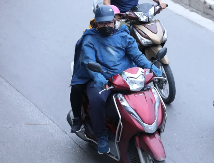 Hà Nội đón không khí lạnh đầu mùa - Ảnh 2. Hà Nội đón không khí lạnh đầu mùa - Ảnh 2.