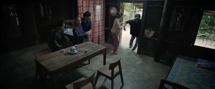 Mẹ rơm - Tập 5: Không chấp nhận cưới Mô “gù”, Loan “khờ” bỏ đi trong đêm - Ảnh 6. Mẹ rơm - Tập 5: Không chấp nhận cưới Mô “gù”, Loan “khờ” bỏ đi trong đêm - Ảnh 6.
