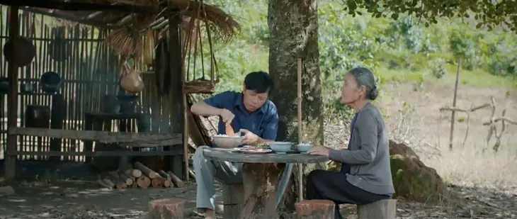 Mẹ rơm - Tập 5: Không chấp nhận cưới Mô “gù”, Loan “khờ” bỏ đi trong đêm - Ảnh 7. Mẹ rơm - Tập 5: Không chấp nhận cưới Mô “gù”, Loan “khờ” bỏ đi trong đêm - Ảnh 7.