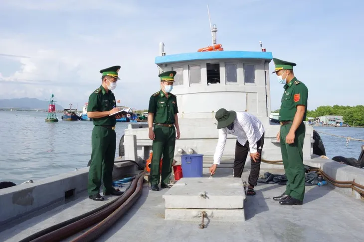 Bắt giữ tàu vận chuyển 18.000 lít dầu DO không rõ nguồn gốc - Ảnh 1.