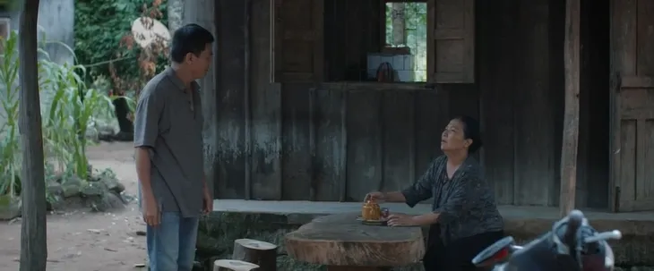Mẹ rơm - Tập 6: Tội nghiệp Loan khờ mang bầu phải chạy trốn, ăn khoai sống - Ảnh 14. Mẹ rơm - Tập 6: Tội nghiệp Loan khờ mang bầu phải chạy trốn, ăn khoai sống - Ảnh 14.