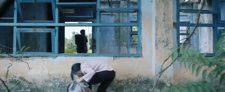 Mẹ rơm - Tập 6: Tội nghiệp Loan khờ mang bầu phải chạy trốn, ăn khoai sống - Ảnh 4. Mẹ rơm - Tập 6: Tội nghiệp Loan khờ mang bầu phải chạy trốn, ăn khoai sống - Ảnh 4.