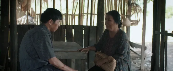 Mẹ rơm - Tập 6: Tội nghiệp Loan khờ mang bầu phải chạy trốn, ăn khoai sống - Ảnh 12. Mẹ rơm - Tập 6: Tội nghiệp Loan khờ mang bầu phải chạy trốn, ăn khoai sống - Ảnh 12.