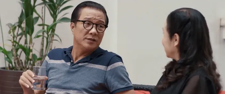 Thông gia ngõ hẹp - Tập 17: Ông Khôi ghen khi ông Phúc chụp ảnh cùng bà Hồng - Ảnh 1. Thông gia ngõ hẹp - Tập 17: Ông Khôi ghen khi ông Phúc chụp ảnh cùng bà Hồng - Ảnh 1.