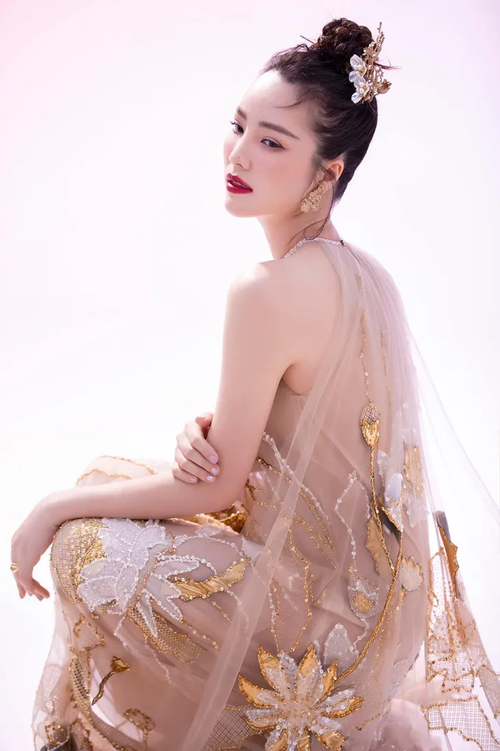 BTV Thụy Vân khác lạ trong bộ ảnh mới - Ảnh 2. BTV Thụy Vân khác lạ trong bộ ảnh mới - Ảnh 2.