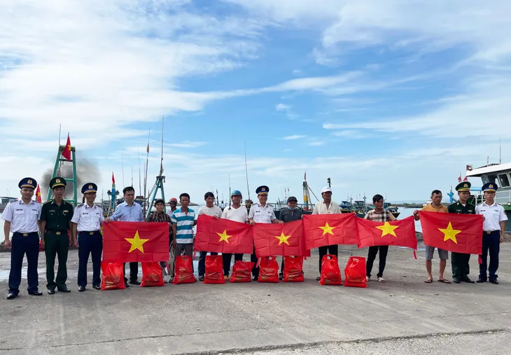 Cảnh sát biển đồng hành với ngư dân: Nhiều hoạt động thiết thực, ý nghĩa - Ảnh 1. Cảnh sát biển đồng hành với ngư dân: Nhiều hoạt động thiết thực, ý nghĩa - Ảnh 1.