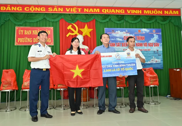 Cảnh sát biển đồng hành với ngư dân: Nhiều hoạt động thiết thực, ý nghĩa - Ảnh 3. Cảnh sát biển đồng hành với ngư dân: Nhiều hoạt động thiết thực, ý nghĩa - Ảnh 3.