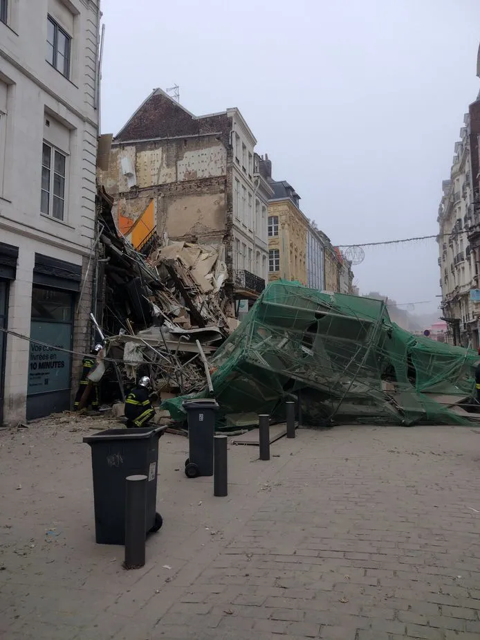 Tòa nhà đổ sập ở thành phố Lille của Pháp sau khi người dân sơ tán - Ảnh 4. Tòa nhà đổ sập ở thành phố Lille của Pháp sau khi người dân sơ tán - Ảnh 4.