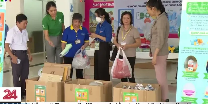 Người dân TP Hồ Chí Minh hào hứng đổi rác lấy quà - Ảnh 1. Người dân TP Hồ Chí Minh hào hứng đổi rác lấy quà - Ảnh 1.