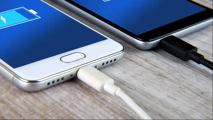 Có nên lo lắng khi bộ sạc điện thoại bị nóng? - Ảnh 1. Có nên lo lắng khi bộ sạc điện thoại bị nóng? - Ảnh 1.