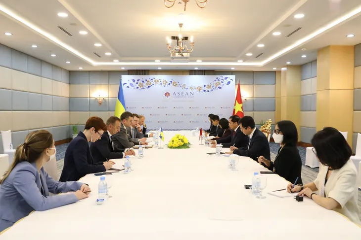 Bộ trưởng Bộ Ngoại giao Bùi Thanh Sơn gặp Bộ trưởng Bộ Ngoại giao Ukraine Dmytro Kuleba - Ảnh 1. Bộ trưởng Bộ Ngoại giao Bùi Thanh Sơn gặp Bộ trưởng Bộ Ngoại giao Ukraine Dmytro Kuleba - Ảnh 1.