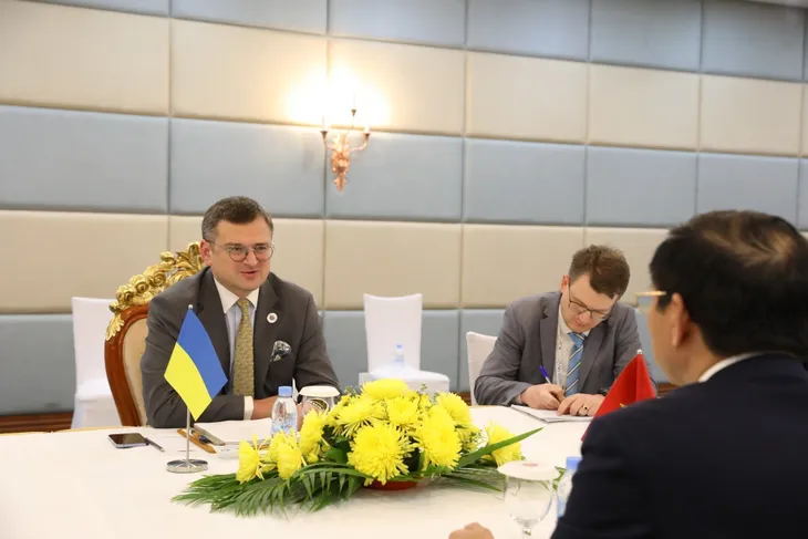 Bộ trưởng Bộ Ngoại giao Bùi Thanh Sơn gặp Bộ trưởng Bộ Ngoại giao Ukraine Dmytro Kuleba - Ảnh 3. Bộ trưởng Bộ Ngoại giao Bùi Thanh Sơn gặp Bộ trưởng Bộ Ngoại giao Ukraine Dmytro Kuleba - Ảnh 3.