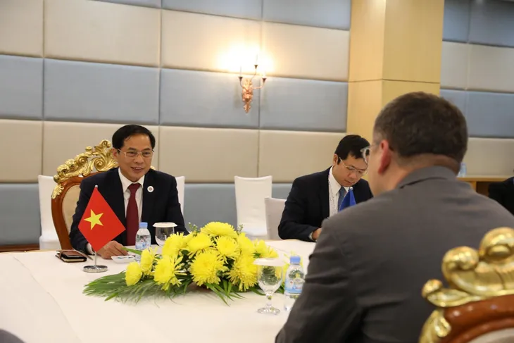 Bộ trưởng Bộ Ngoại giao Bùi Thanh Sơn gặp Bộ trưởng Bộ Ngoại giao Ukraine Dmytro Kuleba - Ảnh 4. Bộ trưởng Bộ Ngoại giao Bùi Thanh Sơn gặp Bộ trưởng Bộ Ngoại giao Ukraine Dmytro Kuleba - Ảnh 4.
