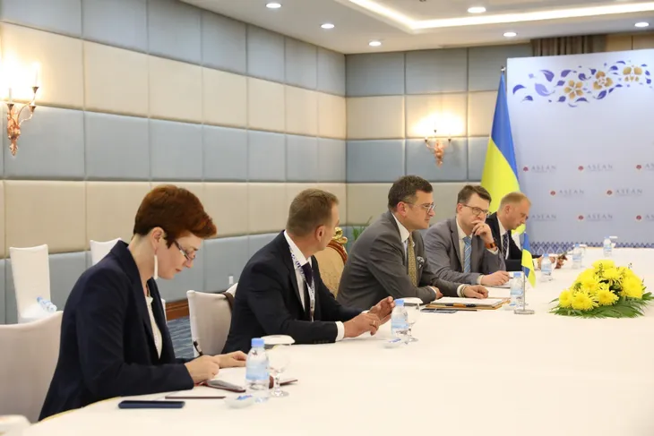 Bộ trưởng Bộ Ngoại giao Bùi Thanh Sơn gặp Bộ trưởng Bộ Ngoại giao Ukraine Dmytro Kuleba - Ảnh 2. Bộ trưởng Bộ Ngoại giao Bùi Thanh Sơn gặp Bộ trưởng Bộ Ngoại giao Ukraine Dmytro Kuleba - Ảnh 2.