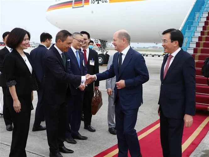 Thủ tướng Cộng hòa Liên bang Đức bắt đầu thăm chính thức Việt Nam - Ảnh 4. Thủ tướng Cộng hòa Liên bang Đức bắt đầu thăm chính thức Việt Nam - Ảnh 4.