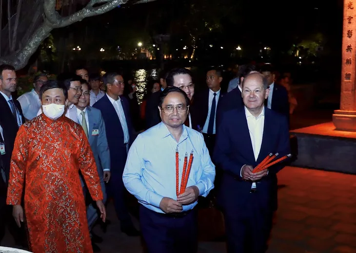 Thủ tướng Đức Olaf Scholz cùng Thủ tướng Phạm Minh Chính dạo bộ đêm Hồ Gươm - Ảnh 3. Thủ tướng Đức Olaf Scholz cùng Thủ tướng Phạm Minh Chính dạo bộ đêm Hồ Gươm - Ảnh 3.
