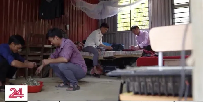 4 thầy giáo trẻ gieo chữ nơi biên giới - Ảnh 2. 4 thầy giáo trẻ gieo chữ nơi biên giới - Ảnh 2.