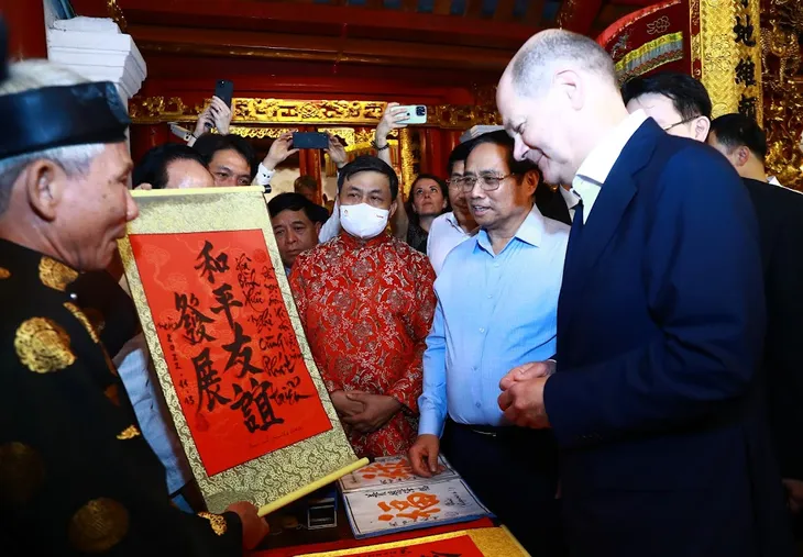 Thủ tướng Đức Olaf Scholz cùng Thủ tướng Phạm Minh Chính dạo bộ đêm Hồ Gươm - Ảnh 4. Thủ tướng Đức Olaf Scholz cùng Thủ tướng Phạm Minh Chính dạo bộ đêm Hồ Gươm - Ảnh 4.