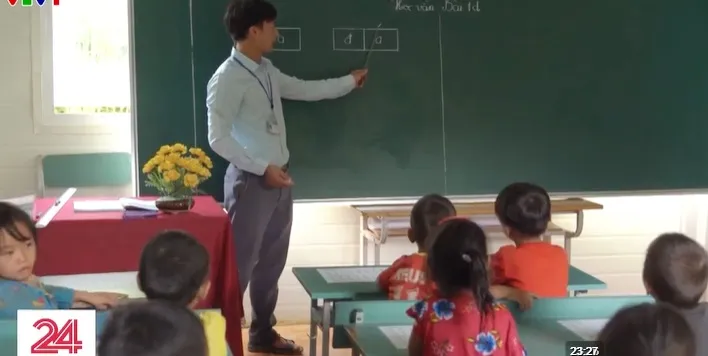4 thầy giáo trẻ gieo chữ nơi biên giới - Ảnh 1. 4 thầy giáo trẻ gieo chữ nơi biên giới - Ảnh 1.