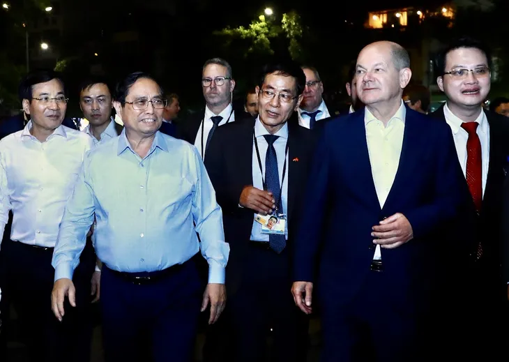 Thủ tướng Đức Olaf Scholz cùng Thủ tướng Phạm Minh Chính dạo bộ đêm Hồ Gươm - Ảnh 1. Thủ tướng Đức Olaf Scholz cùng Thủ tướng Phạm Minh Chính dạo bộ đêm Hồ Gươm - Ảnh 1.