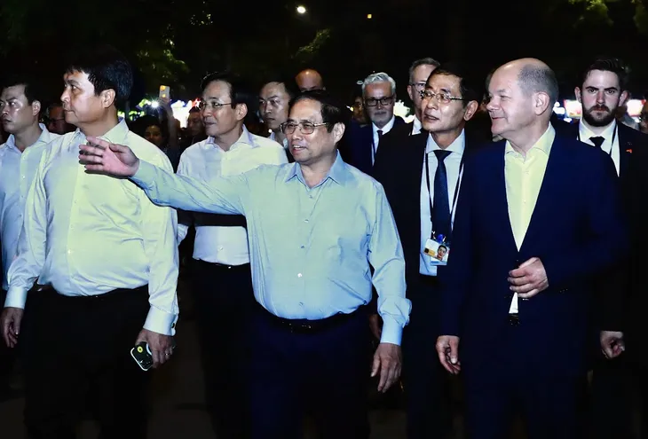 Thủ tướng Đức Olaf Scholz cùng Thủ tướng Phạm Minh Chính dạo bộ đêm Hồ Gươm - Ảnh 2. Thủ tướng Đức Olaf Scholz cùng Thủ tướng Phạm Minh Chính dạo bộ đêm Hồ Gươm - Ảnh 2.