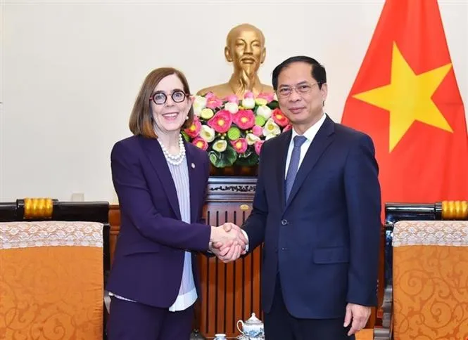 Bộ trưởng Ngoại giao Bùi Thanh Sơn tiếp Thống đốc bang Oregon, Hoa Kỳ Katherine Brown - Ảnh 1. Bộ trưởng Ngoại giao Bùi Thanh Sơn tiếp Thống đốc bang Oregon, Hoa Kỳ Katherine Brown - Ảnh 1.