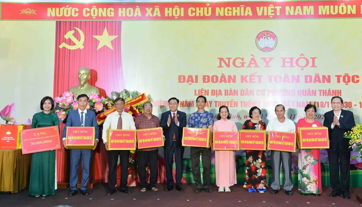 Chủ tịch Quốc hội dự Ngày hội Đại đoàn kết toàn dân tộc tại phường Quán Thánh, Hà Nội - Ảnh 1. Chủ tịch Quốc hội dự Ngày hội Đại đoàn kết toàn dân tộc tại phường Quán Thánh, Hà Nội - Ảnh 1.